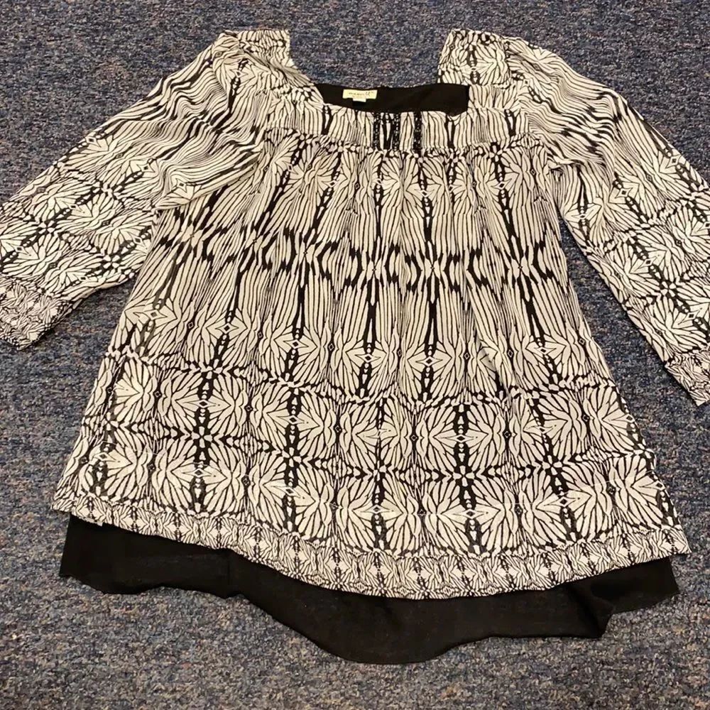One world sheer lined top sz. XL